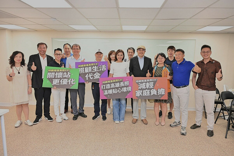 邱議瑩(中)與鄭光峰(右二)。   圖：邱議瑩辦公室/提供