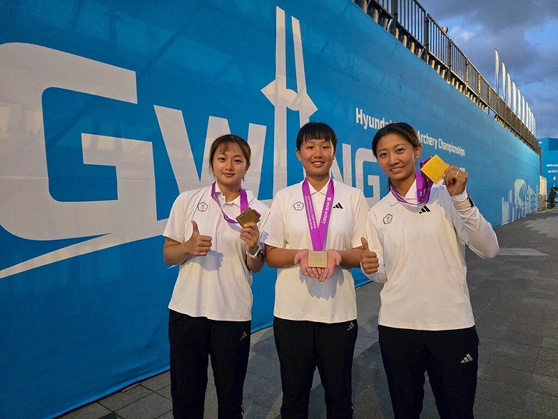 由射箭女將李采璇（左起）、許芯慈、邱意晴組成的反曲弓女團，10日在2025世界射箭錦標賽女團金牌戰成功以6比0射下日本，摘下隊史睽違6年的金牌。（射箭協會提供）中央社記者陳容琛傳真 114年9月10日   