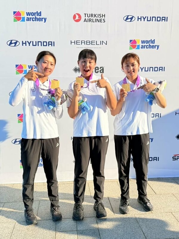 由巴黎奧運國手邱意晴（左）領軍，搭配許芯慈（中）、李采璇（右）組成的反曲弓女團出征韓國，10日在2025射箭世錦賽金牌戰擊敗日本，開心奪得金牌。（射箭協會提供）中央社記者陳容琛傳真  114年9月10日   