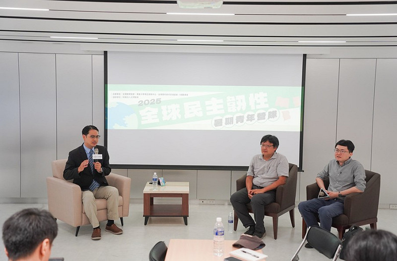 Y’s Day「週三青年日」10日晚上舉辦第122場「中國大外宣與對台灰色地帶作戰」。舞台上由左到右為馬準威、李志德、黃兆年。   圖：Y’s Day「週三青年日」提供