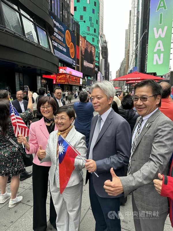北美洲台灣商會聯合總會長白越珠（左1）、僑委會委員長徐佳青（左2）與駐紐約辦事處長李志強（右2）等人，在紐約時報廣場見證台灣參與聯合國廣告播映。中央社記者廖漢原紐約攝  114年9月11日   圖：中央社提供