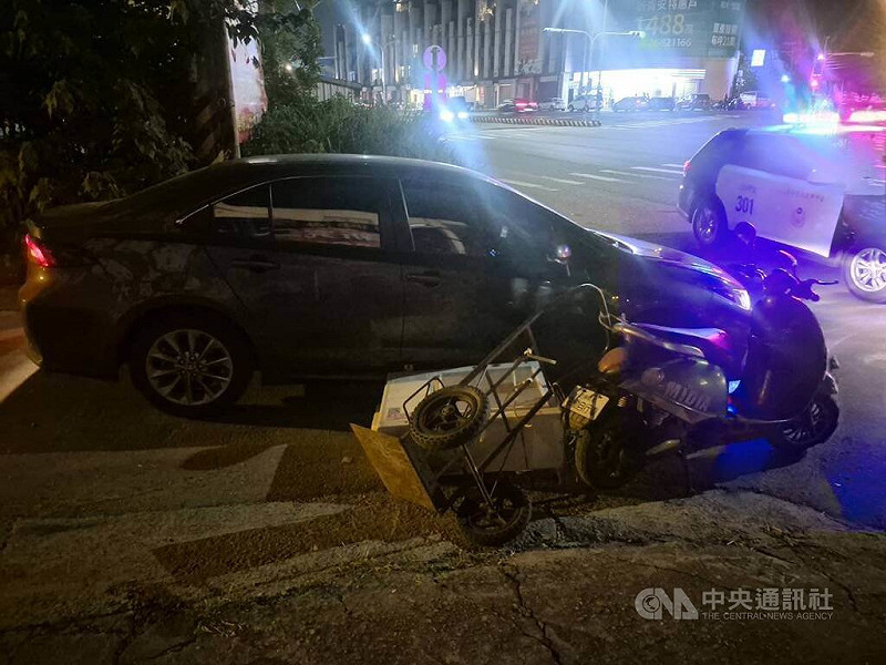 台中蘇姓男子5日騎乘一部未領牌的微型電動二輪車，後方載運冷氣機，與1輛自小客車發生碰撞，冷氣機直接砸中車輛，幸無人傷亡，被警方依法開單告發。（翻攝照片）中央社記者蘇木春傳真　114年9月11日   