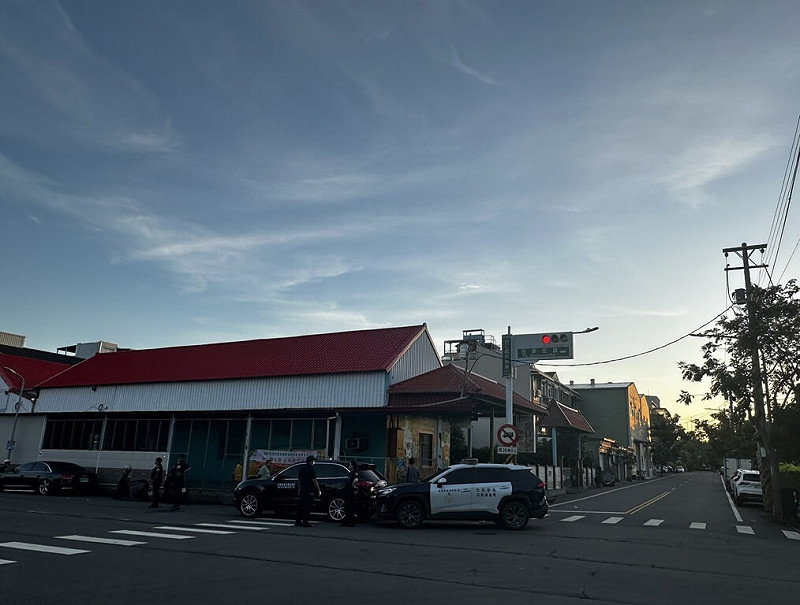 高雄仁武11日凌晨發生一起死亡車禍，鍾姓男子開車行經文中路準備右轉時，不明原因自撞幼兒園圍牆，鍾男當場身亡，2名乘客受傷送醫，酒測值仍待檢驗，肇因仍待釐清。（高市仁武警分局提供）中央社記者洪學廣傳真  114年9月11日   