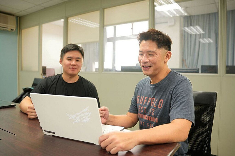 中央大學財金系王志瑋教授（右）帶領團隊研究發現，當企業生態足跡越高，資安風險反而越低，揭示永續與資安之間的互補關係。（中大提供）中央社記者許秩維傳真  114年9月11日   