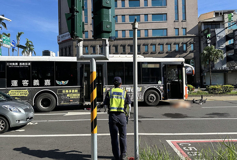 黃姓婦人11日騎腳踏車行經嘉義市民生南路到垂楊路口時，遭同向右轉的嘉義客運車輛追撞，黃姓婦人當場死亡。（民眾提供）中央社記者黃國芳傳真　114年9月11日   