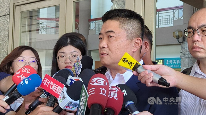 中國國民黨籍立法委員顏寬恒（前右2）遭控詐領助理費案等，一審依貪污等罪判8年4月；案經上訴台灣高等法院台中分院，二審11日駁回上訴、維持原判；顏寬恒受訪表示，無法接受。中央社記者蘇木春攝 114年9月11日   