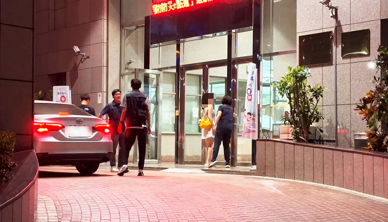 高雄市立圖書館總館日前被民眾發現有人疑在內拍不雅片上傳，警方查出女主角為在網路社群擁有數十萬粉絲的吳姓女子，警方10日傳喚她與劉姓男子到案，依公然猥褻罪嫌送辦。（高市前鎮警分局提供）中央社記者洪學廣傳真  114年9月11日   