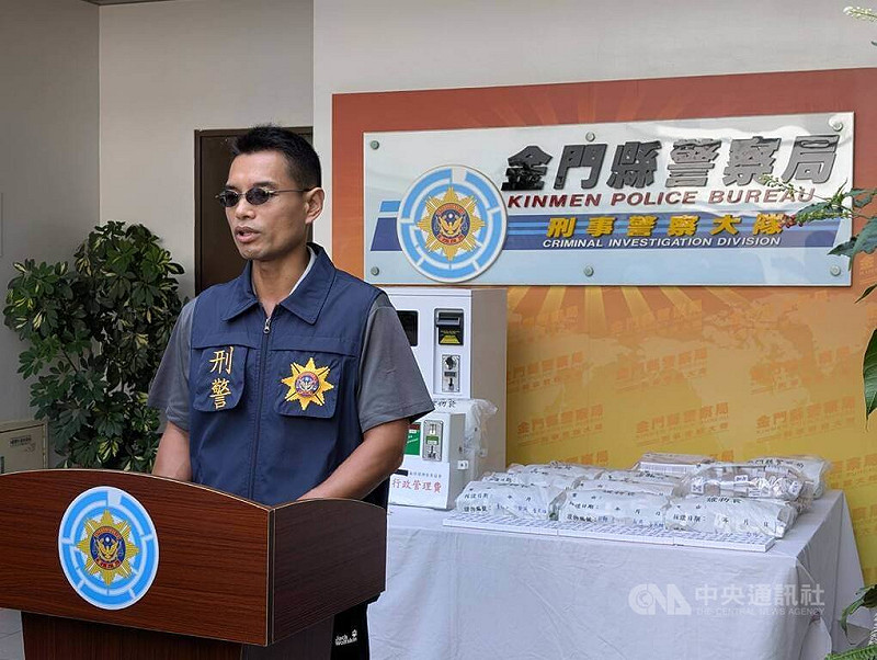 金門縣警察局近日破獲金寧鄉某處職業賭場，將林姓主嫌等5人依法移送地檢署偵辦，刑事警察大隊副大隊長董紀宏（圖）11日於記者會中說明此案案情。中央社記者吳玟嶸攝　114年9月11日   
