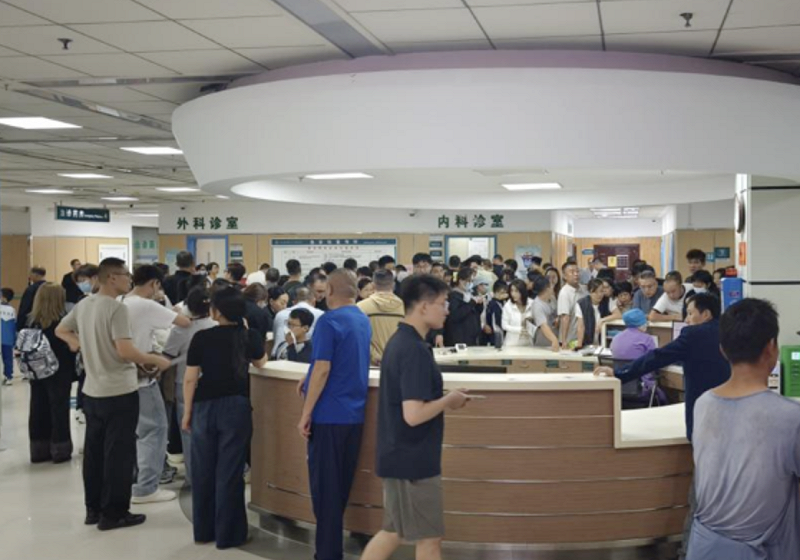  中國山西省太原市在 8 日的雷雨天氣後，民眾突發劇烈咳嗽、呼吸困難等症狀，急診人流「瞬間湧入 400 逾名患者」。 圖：擷取自《央視》 