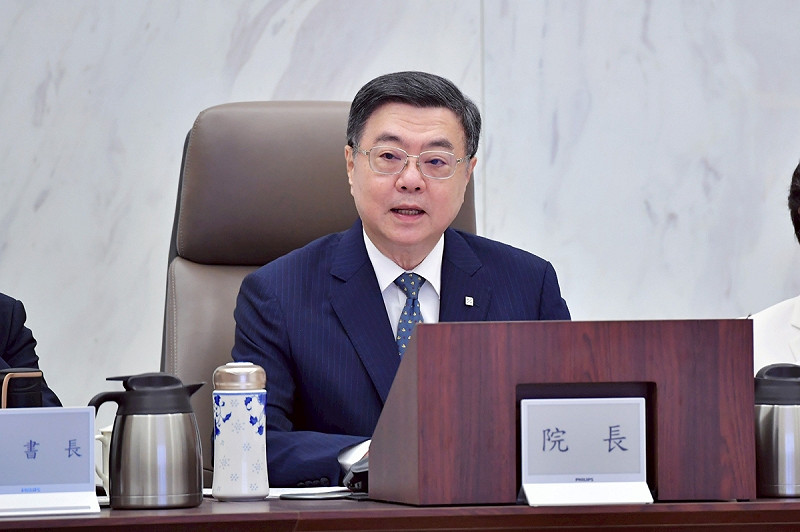 行政院長卓榮泰今（11）日於行政院會聽取經濟部、財政部、農業部、勞動部、教育部、衛生福利部、內政部、海洋委員會及國防部「因應國際情勢強化經濟社會及民生國安韌性特別條例工作項目」報告。   圖：行政院提供
