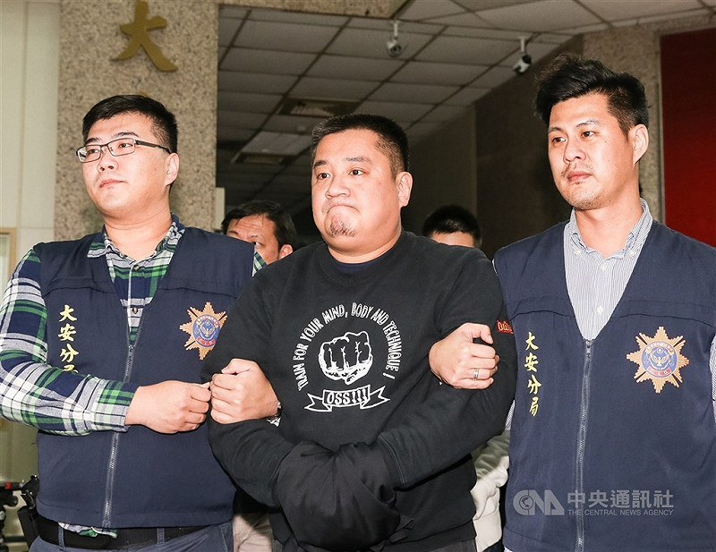 協助北市光信里前里長朱雪璋（前中）偷渡的温姓男子等4人遭台灣橋頭地方法院各判6月，可易科罰金。（中央社檔案照片）   