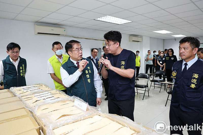 台南市長黃偉哲表示，私劣菸酒來源不明，可能含有不明成分，嚴重危害民眾健康。市府團隊透長期過跨局處合作，結合警察、海巡及各單位加強聯合稽查，並針對網路與實體通路同步查緝，務求全面堵絕不法。   圖：台南市政府提供