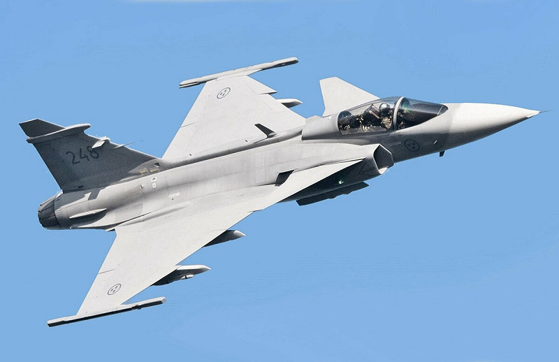 瑞典正「向波蘭派遣額外的軍機、防空系統」。圖為：瑞典JAS 39「獅鷲」戰機。   圖：擷取自 Intermarium 24 的 X