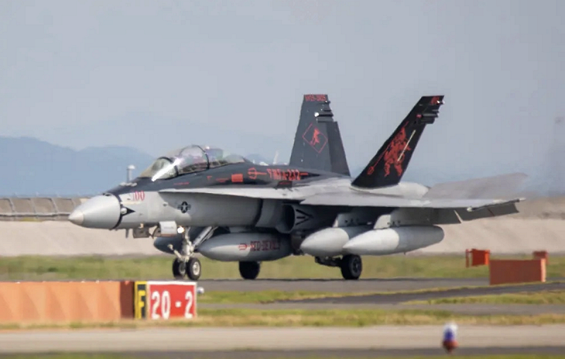  美國 F/A-18D「大黃蜂」戰機先後降落在日本巖國海軍陸戰隊航空基地，引發外界關注。 圖：擷取自《騰訊網》 