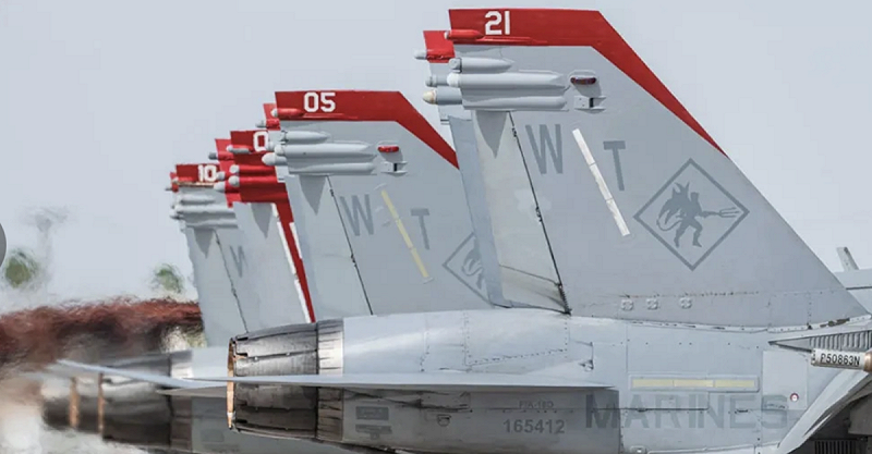  美國 F/A-18D「大黃蜂」戰機尾翼。 圖：擷取自《騰訊網》 