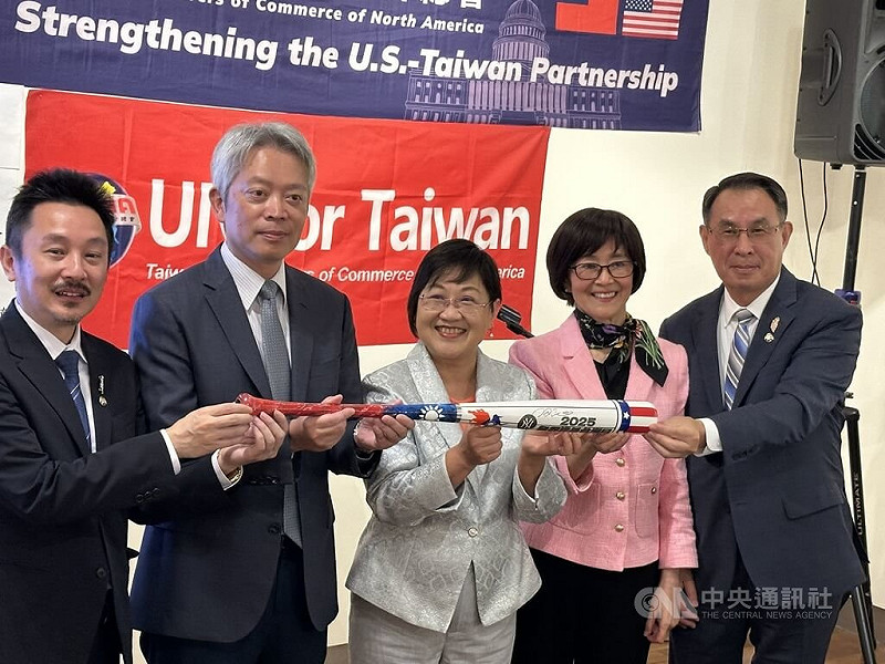駐紐約辦事處長李志強（左2）、僑委會委員長徐佳青（中）、北美洲台灣商會聯合總會長白越珠（右2）等人在駐紐約辦事處記者會，宣傳洋基台灣日活動。中央社記者廖漢原紐約攝　114年9月11日   