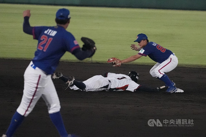 U18世界盃棒球賽超級循環賽複賽11日起繼續在日本沖繩開打，台灣隊首戰與韓國隊交手，2局下，台灣先發投手劉任右（左）嘗試牽制二壘跑者。中央社記者徐肇昌沖繩攝　114年9月11日   