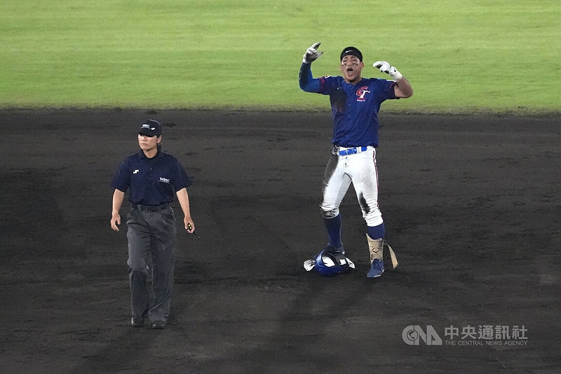 U18世界盃棒球賽超級循環賽複賽11日開打，台灣隊首戰迎戰韓國隊，5局上，台灣處於落後劣勢，打者曾聖恩（右）成功擊出二壘安打開心歡呼，提振士氣。中央社記者徐肇昌沖繩攝  114年9月11日   