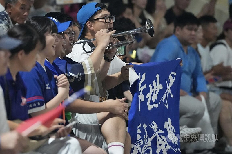 U18世界盃棒球賽超級循環賽11日在日本沖繩正式開打，台灣隊首戰與韓國隊交手，場邊台灣球迷吹起小喇叭賣力加油。中央社記者徐肇昌沖繩攝  114年9月11日   