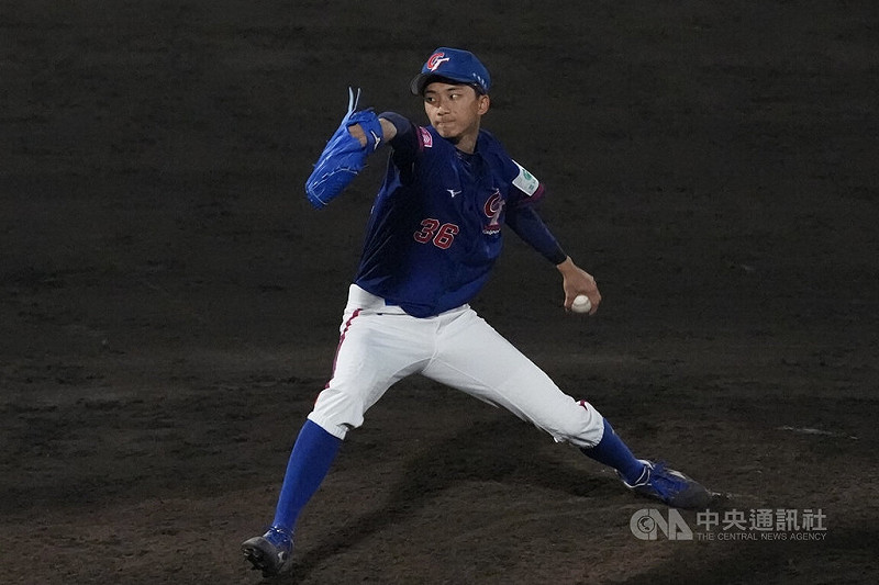 U18世界盃棒球賽台灣隊11日在超級循環賽首戰迎戰勁敵韓國，5局下，台灣隊左投鍾亦恩（圖）接替登板。中央社記者徐肇昌沖繩攝　114年9月11日   