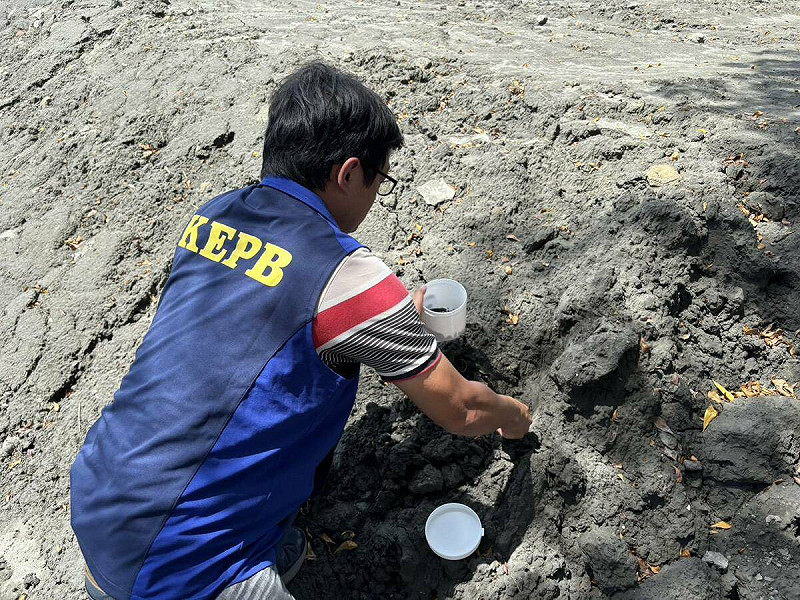 高市環保局獲報前往大寮3處農地稽查後祭出重罰。   圖：高雄市環保局/提供