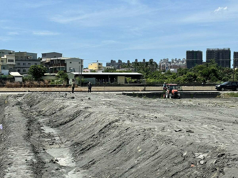 大寮區山仔頂大排旁3處農地，被環保局發現堆置疑似疏濬或開挖地下室土方夾雜廢混凝土塊。   圖：高雄市環保局/提供