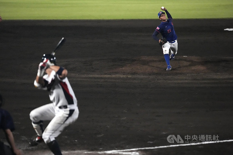 U18世界盃棒球賽超級循環賽複賽11日在日本沖繩正式點燃戰火，台灣隊首戰與韓國隊交手，2局下，台灣先發投手劉任右（後）一度投出觸身球。中央社記者徐肇昌沖繩攝　114年9月11日   