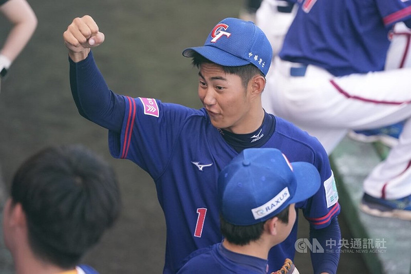 U18世界盃棒球賽台灣隊超級循環賽複賽12日第2戰將交手波多黎各隊，台灣將派出低肩側投陳世展（中）先發應戰。中央社記者徐肇昌沖繩攝　114年9月11日   