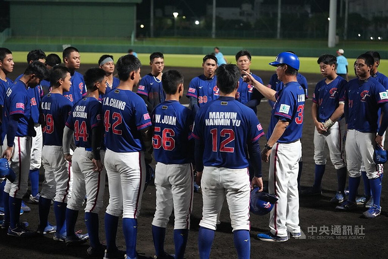 U18世界盃棒球賽台灣隊11日複賽首戰不敵韓國，游擊手許書誠開賽守備就有狀況。守備教練張榮勳（藍頭盔者）賽後受訪表示，許書誠資質好值得栽培，但缺大賽經驗，重要的是失誤之後該怎麼彌補。圖為張榮勳賽後勉勵選手們。中央社記者徐肇昌沖繩攝  114年9月11日   