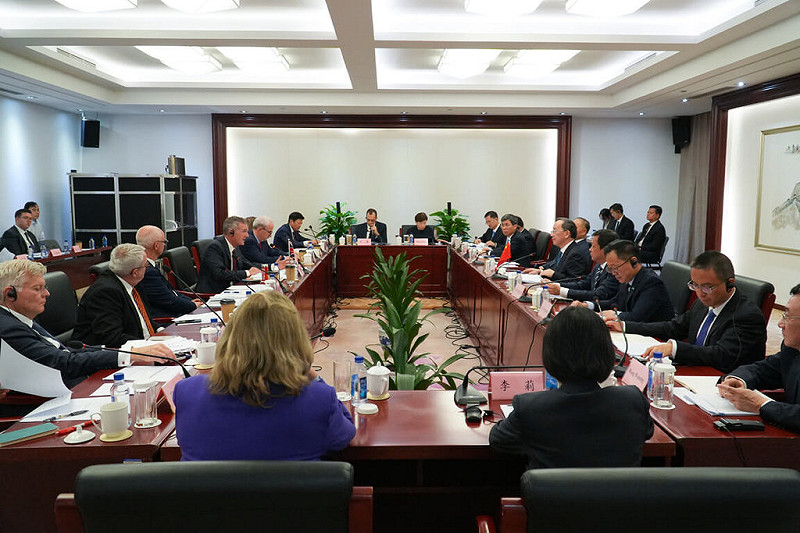 英國新任商業暨貿易大臣凱爾10日在北京與中國商務部部長王文濤共同主持近7年來首場英中聯合經濟貿易委員會（JETCO）會議。   圖：英國商業暨貿易部提供