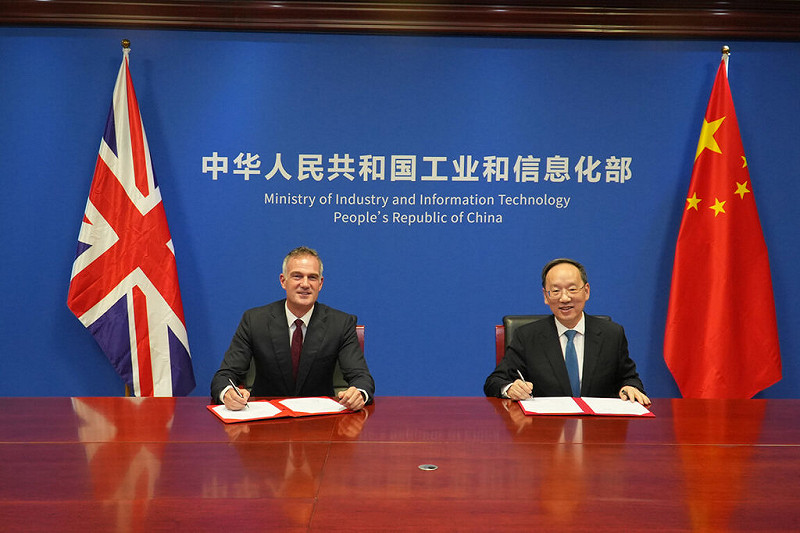 英國新任商業暨貿易大臣凱爾（左）10日在北京，與中國工業和信息化部部長李樂成（右）共同主持原在2022年之後即停擺的英中產業合作對話。這是歷年來第2屆對話。   圖：英國商業暨貿易部提供