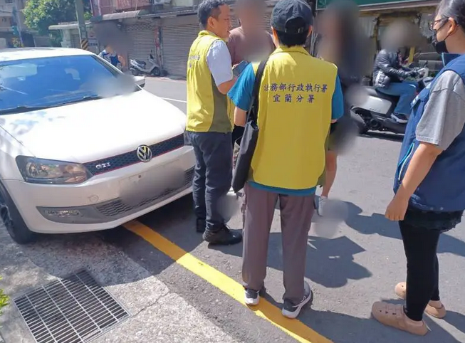 法務部行政執行署宜蘭分署昨日執行勤務時，發現有欠稅未繳，遭列入查扣名單的車輛。   圖：宜蘭分署提供