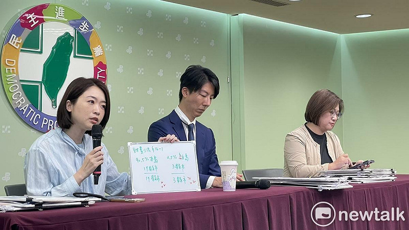 民進黨發言人吳崢、韓瑩、立委陳培瑜召開「黑箱暴力惡搞財劃法，國民黨鑄成大錯立刻道歉」記者會。   圖：高逸帆／攝
