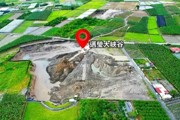 臉書粉專惡搞「美濃大峽谷」改為「邁瑩大峽谷」引爆網路熱議。   圖：翻攝自臉書社團「迷津黨中央黨部」
