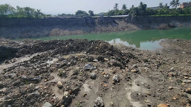 高雄美濃地區爆出不法集團盜採農地砂石，導致農地變成巨坑。   圖：翻攝自柯志恩臉書