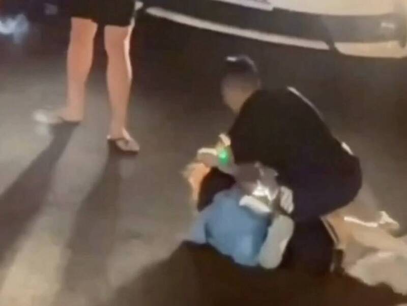 台中一名30歲的張姓女子，遭前男友當街痛打，並被亂剪頭髮。   圖：翻攝自社會事新聞影音
