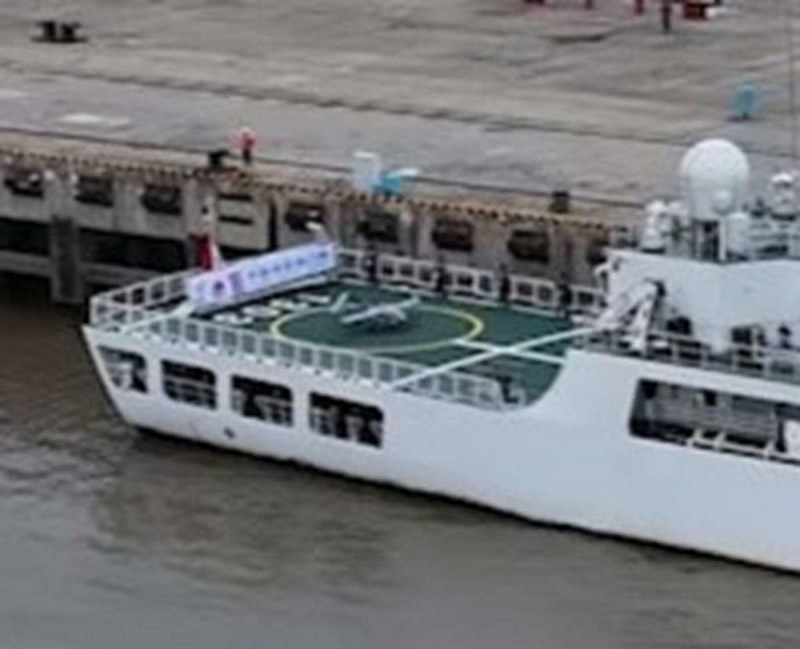 中國海警局日前發布派出「1303」、「1305」等2艘海警船自上海出發，執行「北太平洋公海漁業執法巡航」任務。網友發現，其中「1303」號海警船被發現搭載新型無人機。   圖：翻攝「X」@type36512