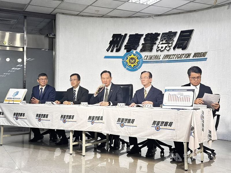 刑事局12日召開「詐團濫用政府普發現金1萬元施詐」記者會，局長周幼偉（中）說，將組成專案小組打擊詐騙。中央社記者劉建邦攝　114年9月12日   