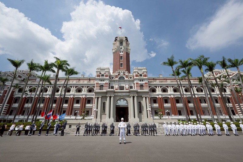 總統府前迎接巴拉圭新任駐台大使。   圖：總統府提供