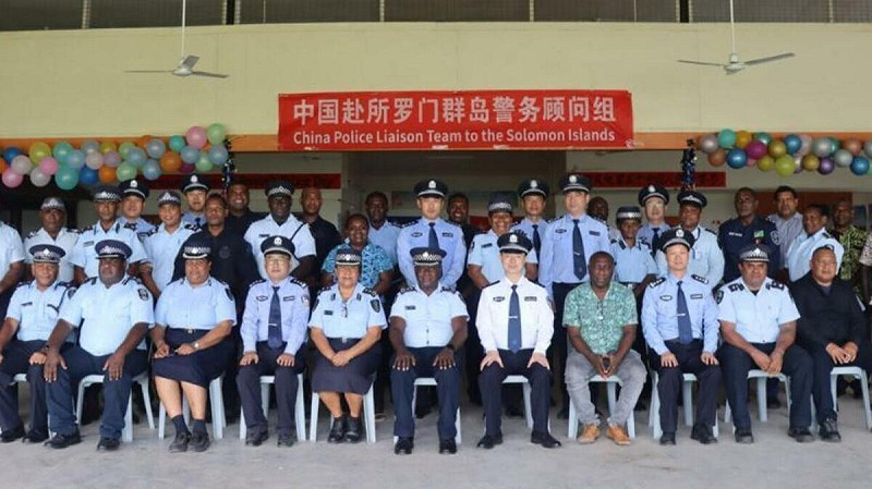 中國警察已在多個村落推廣所謂的「楓橋模式」，甚至透過遊戲方式讓兒童熟悉監控無人機。   圖:翻攝自所羅門群島皇家警察部隊