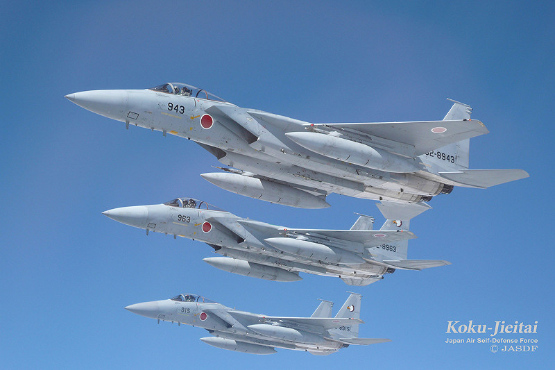 日本防衛大臣中谷元12日宣布，將派遣自衛隊F-15戰機前往加拿大及歐洲地區，展開交流與合作。   圖：翻攝於自衛隊官網