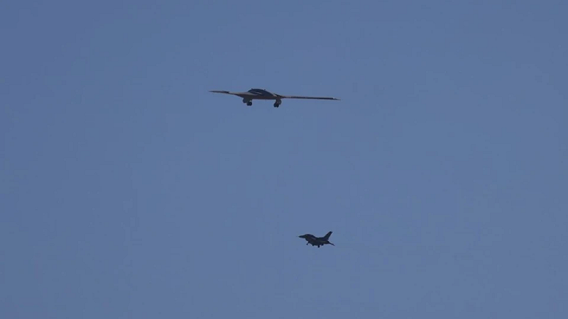  B-21 戰鬥機（上）旁有 T-2 號飛行測試器（下）。 圖：翻攝自 騰訊新聞@觀察者網 