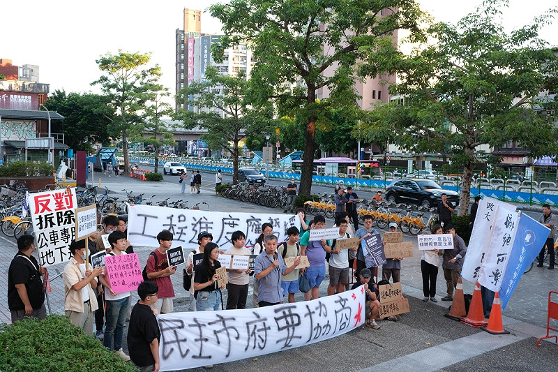 大學生團體、城鄉所與北科大老師及路權團體代表，11日齊聚公館圓環短講、並繞行圓環。   圖：台大城鄉所學生提供