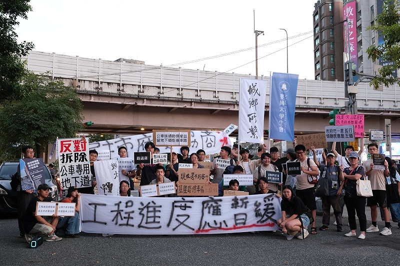 大學生團體、城鄉所與北科大老師及路權團體代表，11日齊聚公館圓環短講、並繞行圓環。   圖：台大城鄉所學生提供
