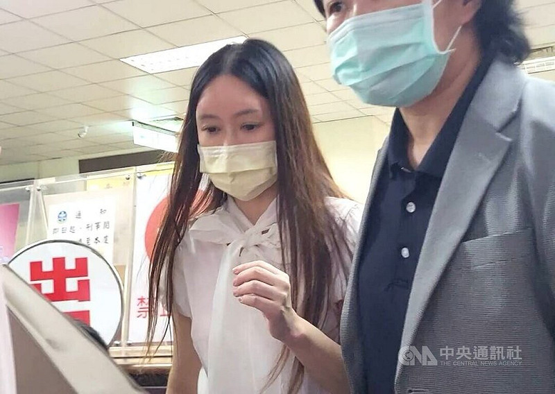 民進黨台北市議員陳怡君（左）涉貪案，台灣高等法院12日自為裁定陳怡君以新台幣100萬元交保，需攜帶個案手機定時自拍線上報到。陳怡君下午辦保完成後離開高院。中央社記者謝幸恩攝  114年9月12日   