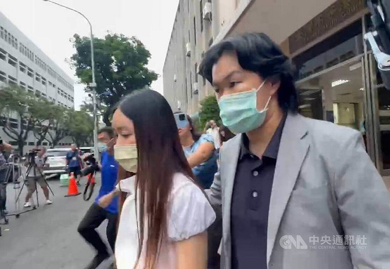 民進黨台北市議員陳怡君（右2）涉貪案，高院12日自為裁定陳怡君與辦公室主任張惠霖（右）具保停押，需帶個案手機定時自拍線上報到。2人下午一同離開高院，全程不發一語。中央社記者謝幸恩攝  114年9月12日   