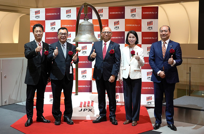 台灣投信業者跨出歷史性的重要時刻，國泰投信00881 ETF今日於東京證交所掛牌上市。(左至右為大和證券副社長岡裕則、國泰投信總經理張雍川、大和資產管理社長佐野径、臺灣證券交易所總經理李愛玲、大和資產管理海外投資顧問負責人永島俊太郎)   圖: 國泰投信/提供
