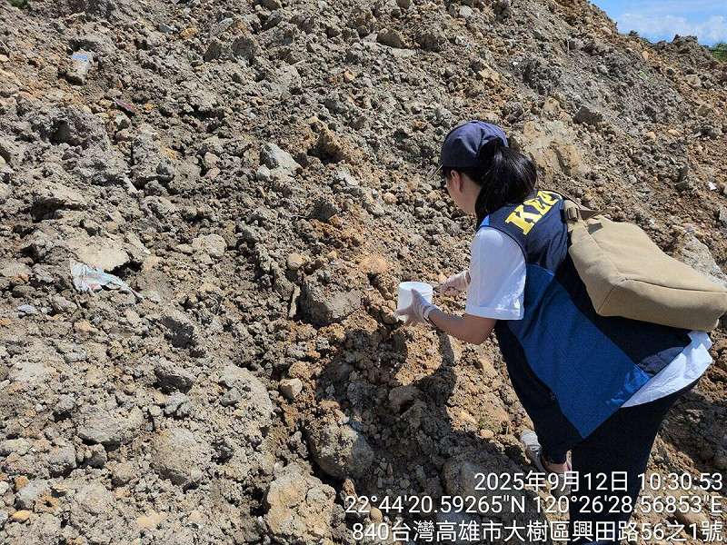 高雄市大樹區一處農地遭回填營建混合物，面積約0.2公頃，環保局將當場勒令停工。   圖：高雄市環保局提供