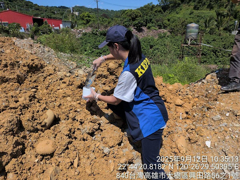環保局在現場針對回填物進行採樣檢測，以釐清廢棄物的污染程度。   圖：高雄市環保局提供