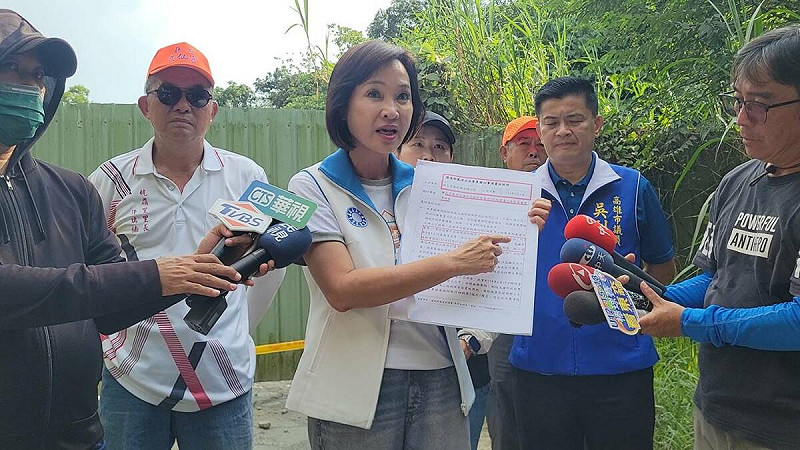 柯志恩(右二)質疑為何在她安排會勘前一天，市府與檢察官才到現場執法開罰？   圖：柯志恩辦公室/提供